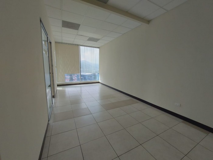 Oficina amplia en renta en Zona 10 Guatemala - Miniatura 15