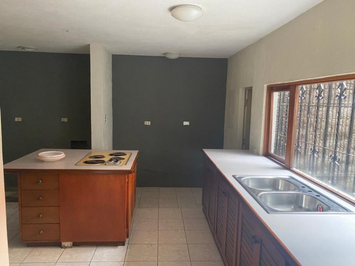 Alquilo amplia casa de 2 niveles en zona 10 — foto 5