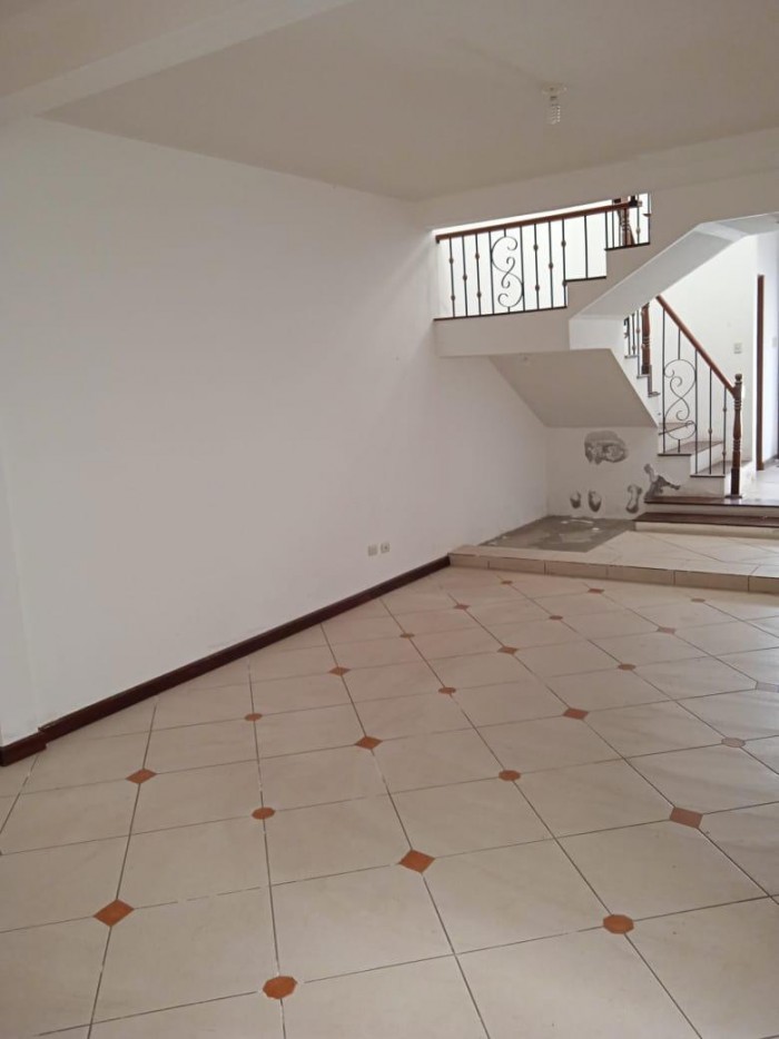 VENDO CASA EN SANCRISTOBAL SECTOR A1