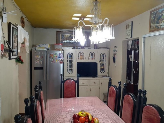 Casa en venta de 3 niveles Zona 12 Ciudad Guatemala - Image 1
