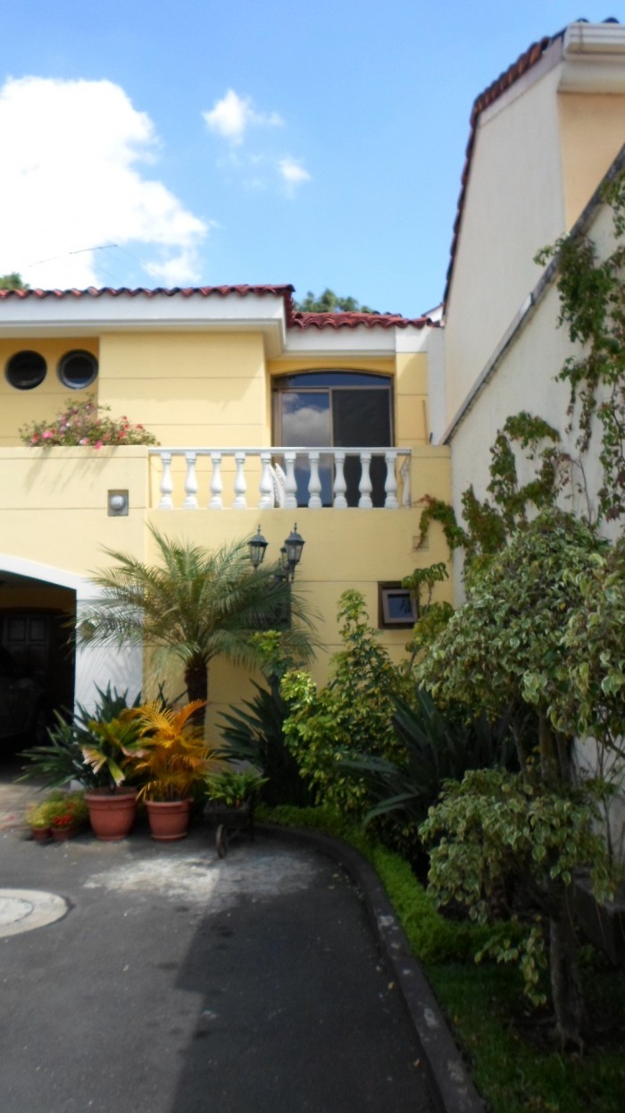 Casa RENTA cerca de Oakland Mall zona 10 - Image 1