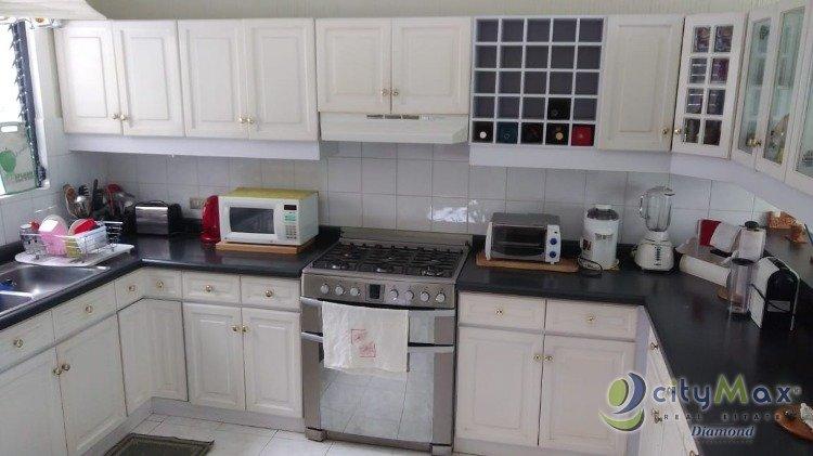 En Venta Amplia casa en condominio en zona 10 - Image 2
