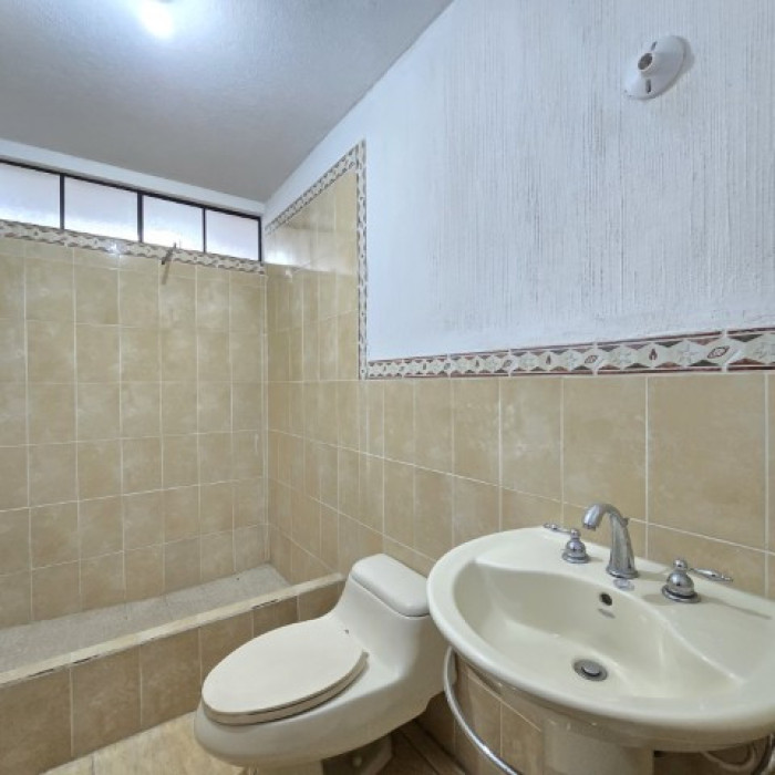 Casa grade en Venta Las Hojarascas Zona 1 de Mixco - Miniatura 27