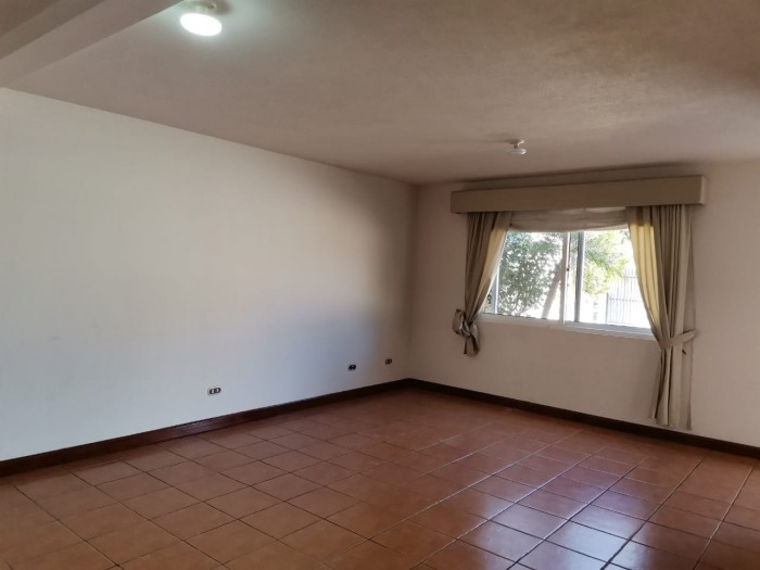Rento casa de dos niveles en Condominio zona 15, VH.III — foto 4