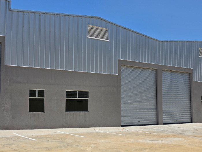 Se renta/ Vende amplia bodega en Cocales - Miniatura 2