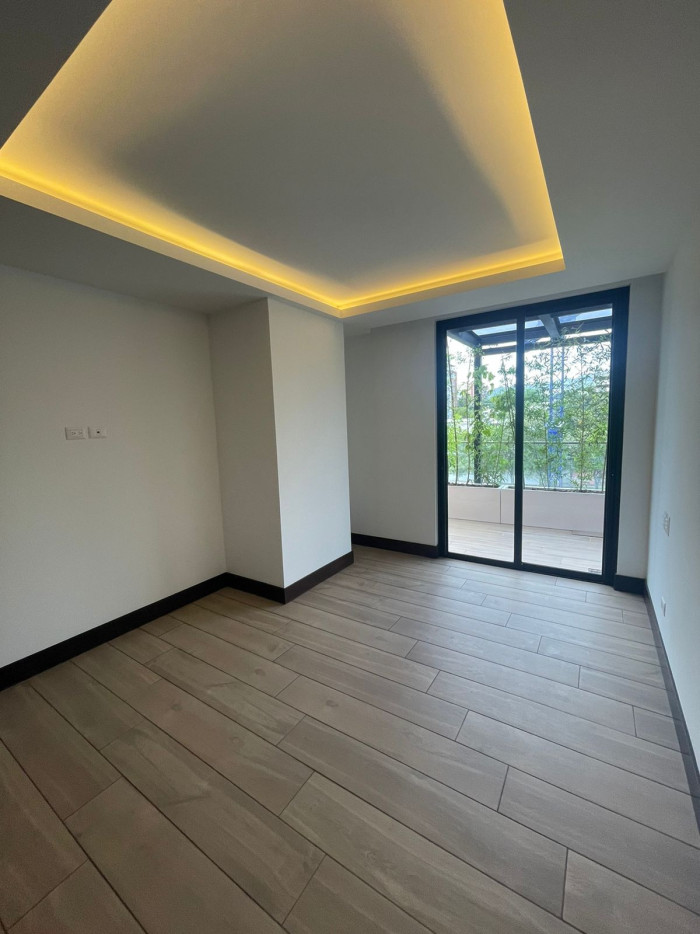 Apartamento con jardín en venta zona 15 Vh 1 - Image 4