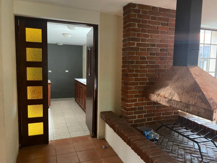 Alquilo amplia casa de 2 niveles en zona 10 — foto 4