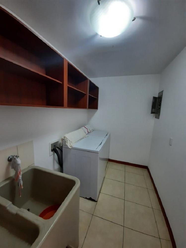 Rento lujoso apartamento en zona 15 — foto 8