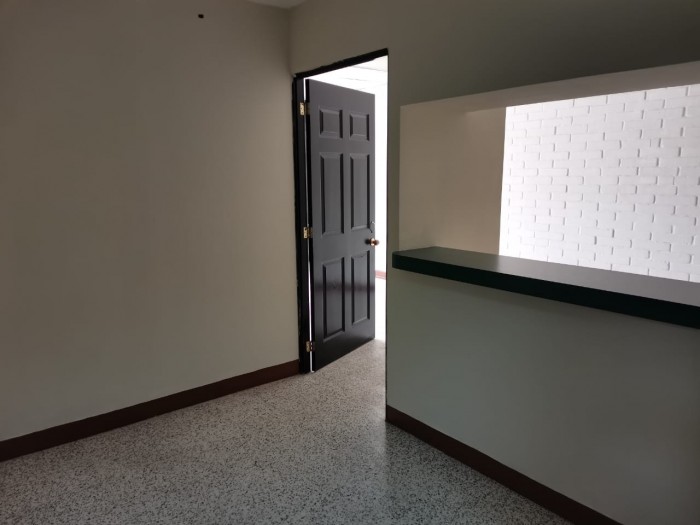 Rento cómoda oficina en excelente ubicación de zona 9.