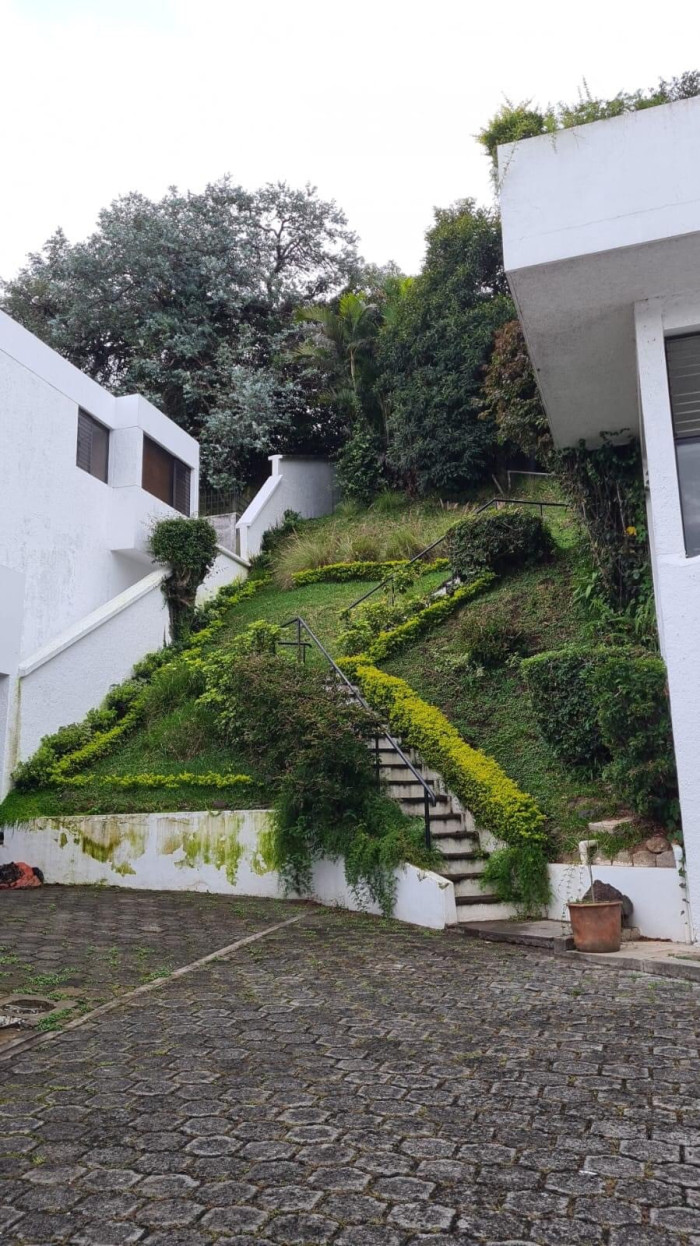 CASA AMPLIA ZONA 10 - Image 1