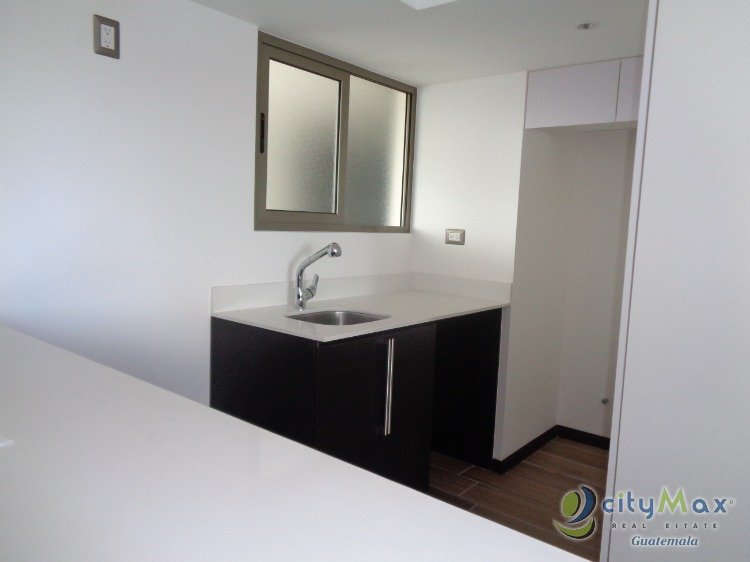 SE VENDE Apartamento en Zona 15 - Image 1