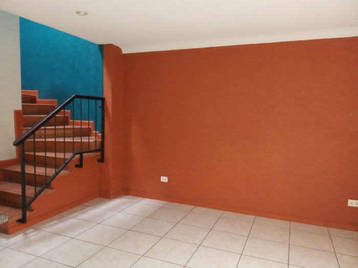 Vendo Casa de 2 Niveles en Casa Florentina Zona 17 - Image 1