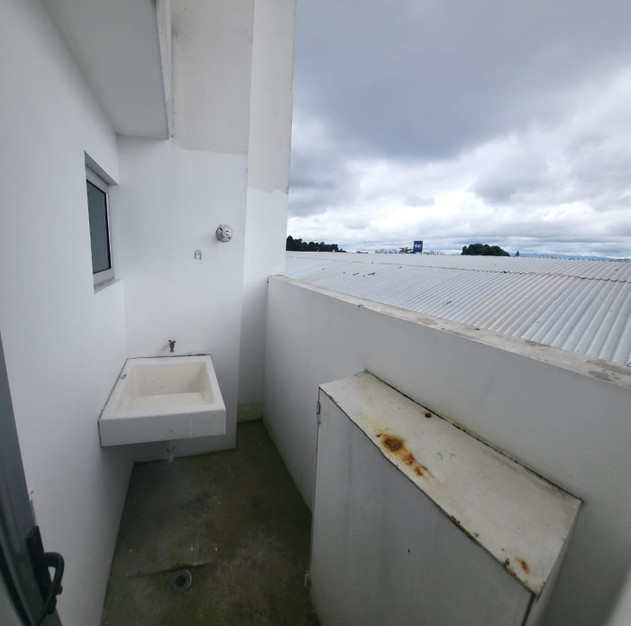 Apartamento en venta en zona 11 de 2 niveles col Toledo — foto 5