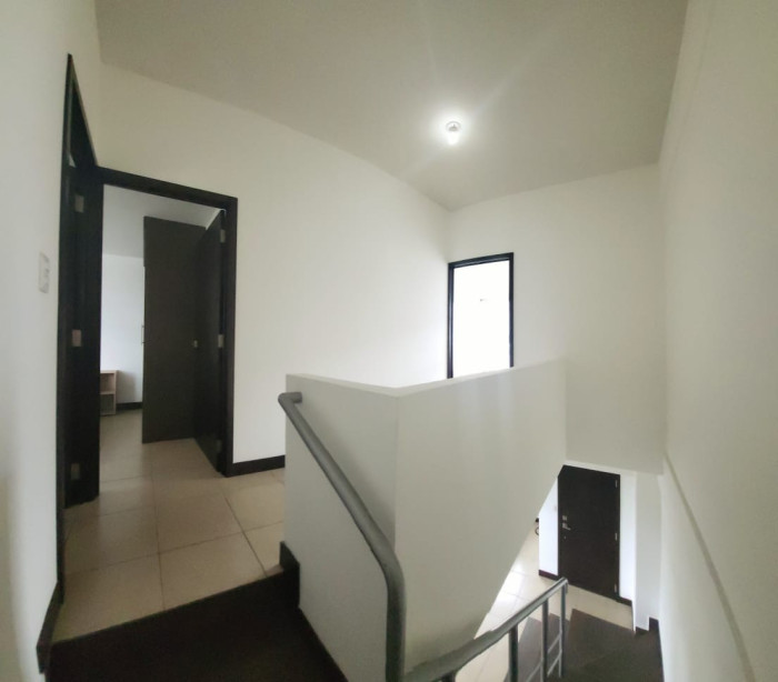 Apartamento en venta en zona 11 de 2 niveles col Toledo — foto 7