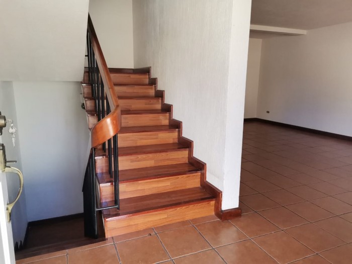 Rento casa de dos niveles en Condominio zona 15, VH.III — foto 3