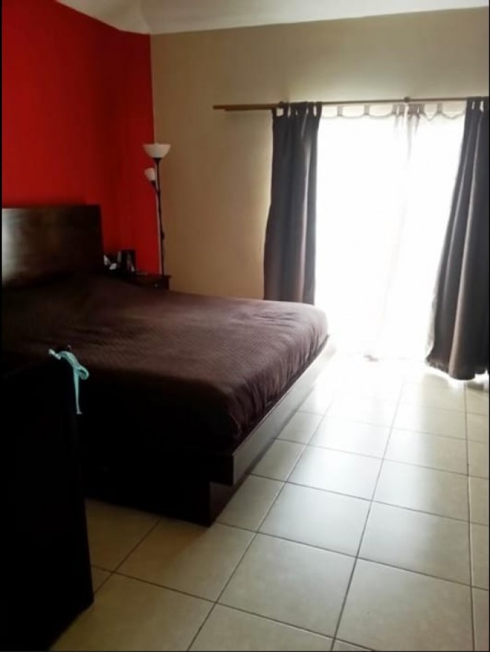 Venta de casa con amplio jardín, El Zapote, zona 2. - Image 5
