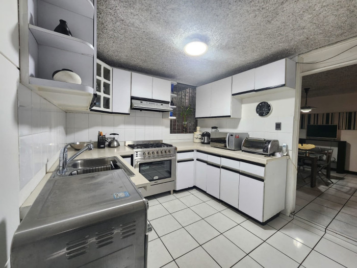 Venta de casa en Jardines de La Asunción, zona 5. - Miniatura 4