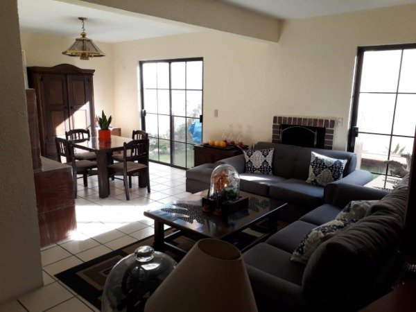 Casa 2 niveles en VENTA, cond. EXCLUSIVO