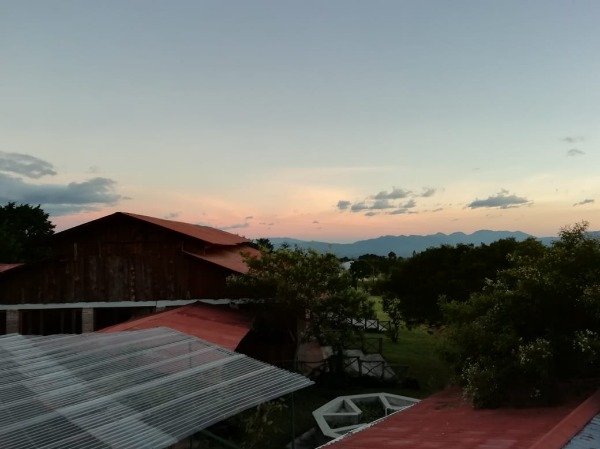 CASA TIPO CABAÑA, amplio terreno y parqueo 50 carros — foto 2