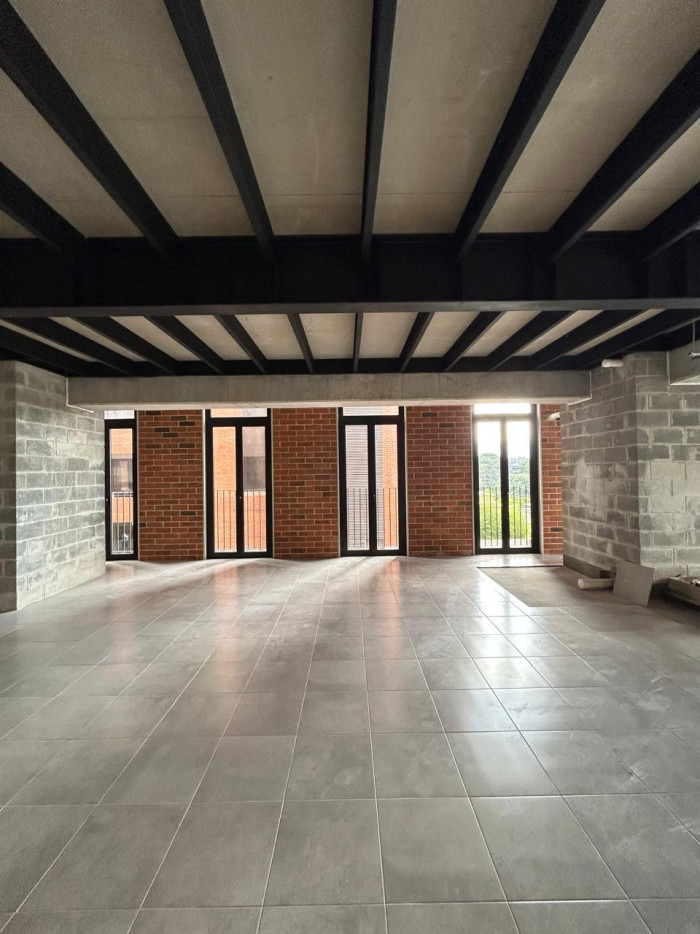 Oficina nueva en venta en zona 10 con 3 parqueos