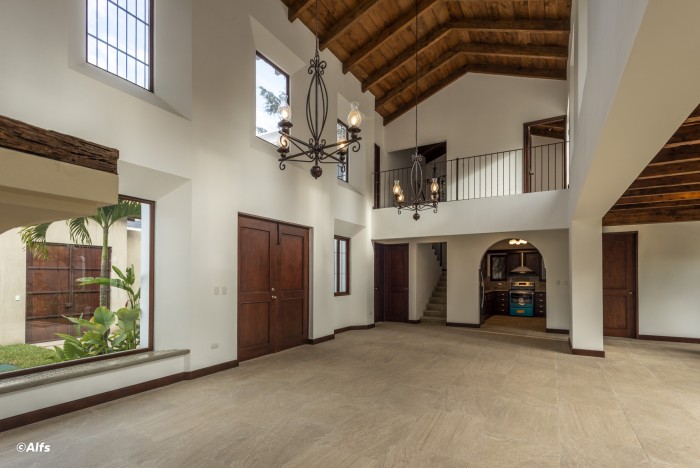 VENTA Hermosa y Lujosa Casa Estilo Colonial - Miniatura 7