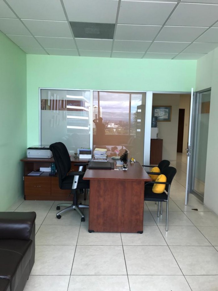 Rento oficina en excelente ubicación zona 10 — foto 7