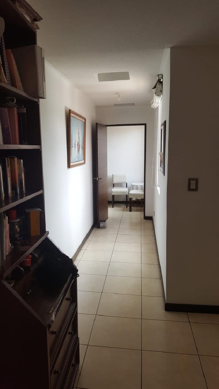 Venta de amplia casa en Rotondas de Kanajuyú zona 16. - Miniatura 10