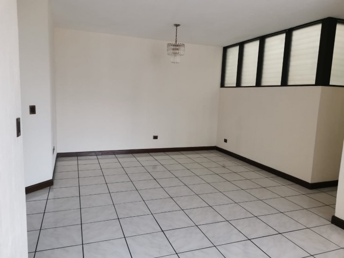 Rento cómodo y amplio apartamento en zona 14 — foto 5