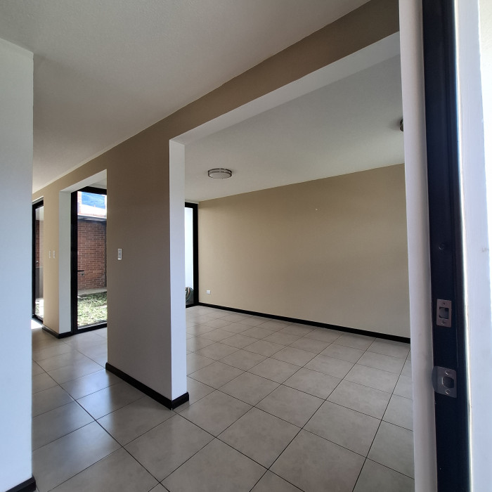 Casa en renta en residencial Senderos del comendador 2