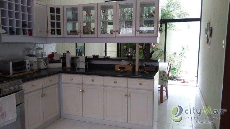 En Venta Amplia casa en condominio en zona 10 - Miniatura 7