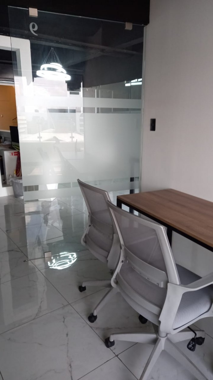 Rento oficina en zona 10