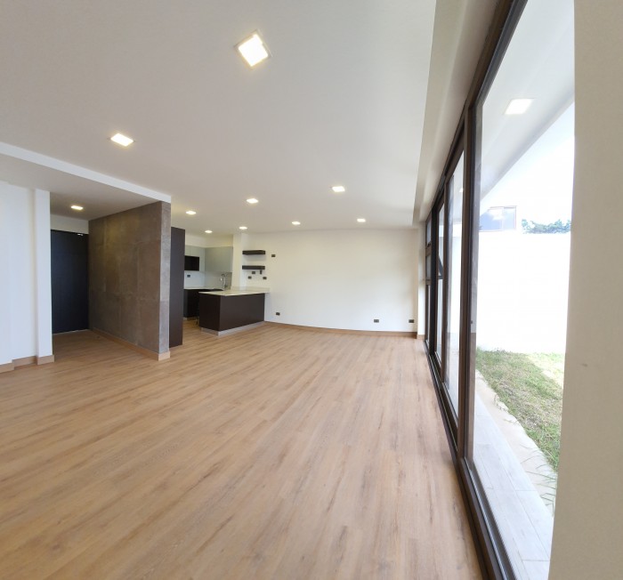 Amplia Casa de 4 habitaciones en Venta Vista hermosa 1 - Image 1