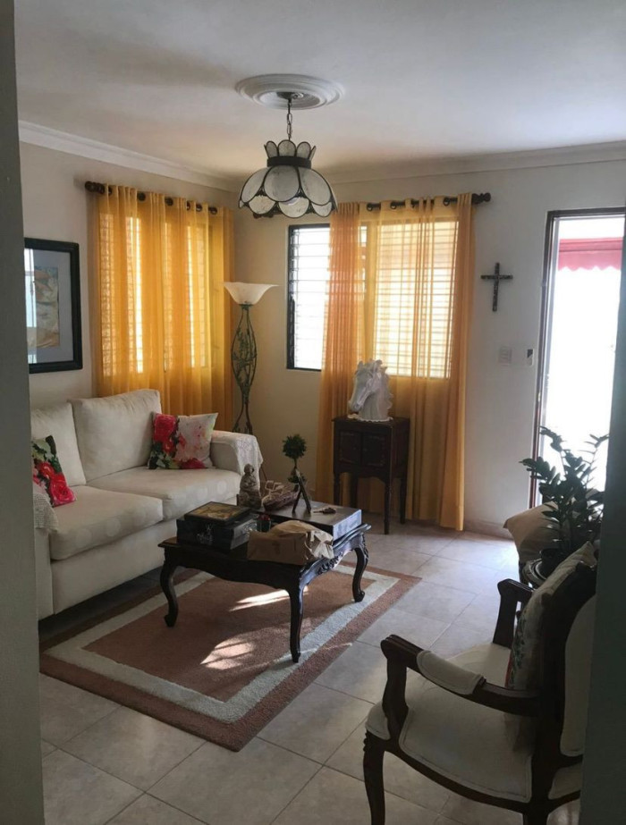 CASA DE DOS NIVELES EN LOS CERROS DE GURABO — foto 5