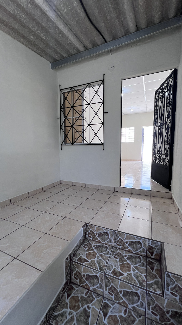 Casa en venta a 5 minutos de Paseo Venecia Soyapango - 1
