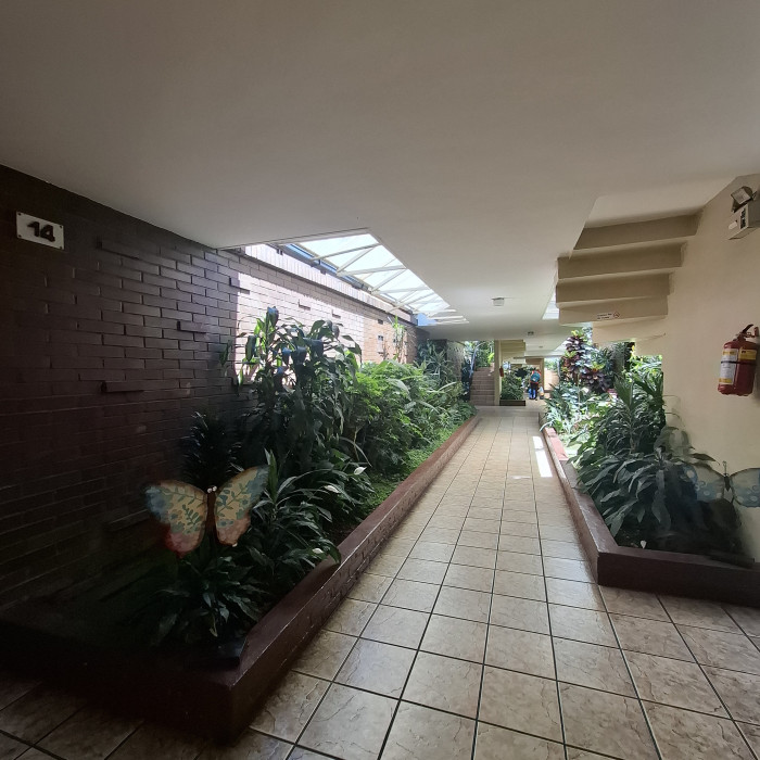 Casa en renta en zona 10 Bulevar Los Próceres - Image 3