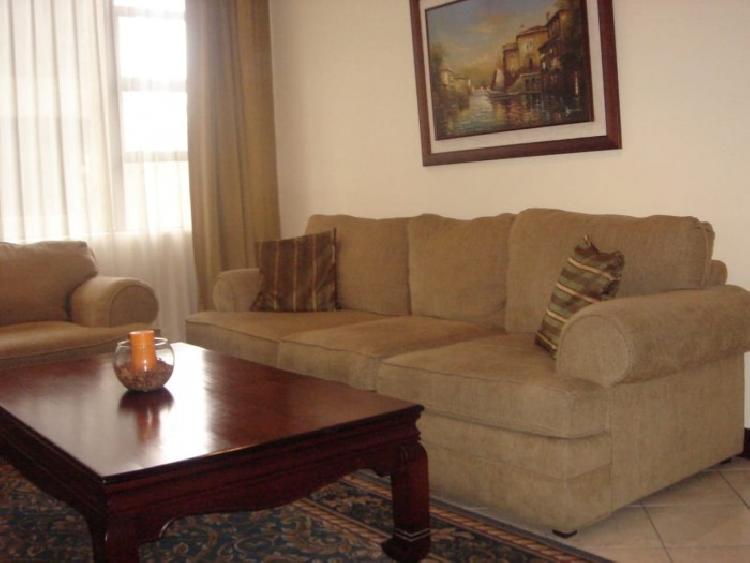 Rento bonito apartamento en zona 10
