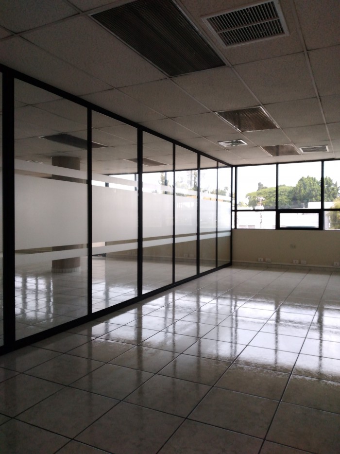 Oficina en renta con excelente ubicación zona 9. - Miniatura 2