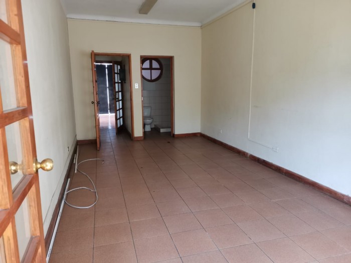 Plus Real Estate renta hermosa casa para oficina zona 10 — foto 4