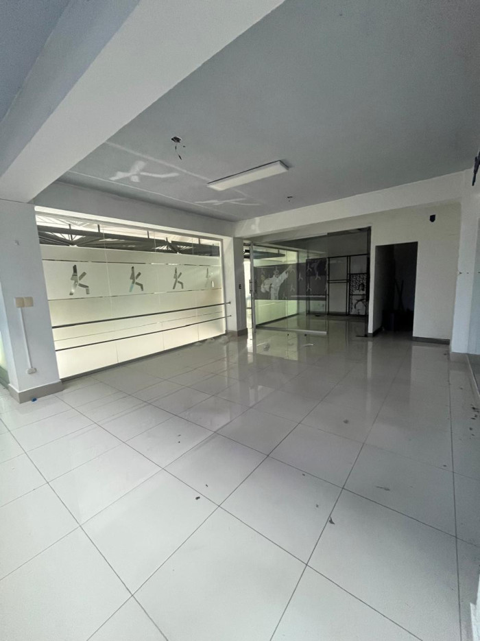 Local comercial en alquiler en 2do nivel La Castellana - 2