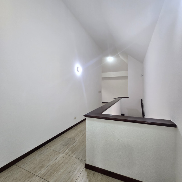 Alquiler hermosa casa en condominio en zona 10 — foto 13
