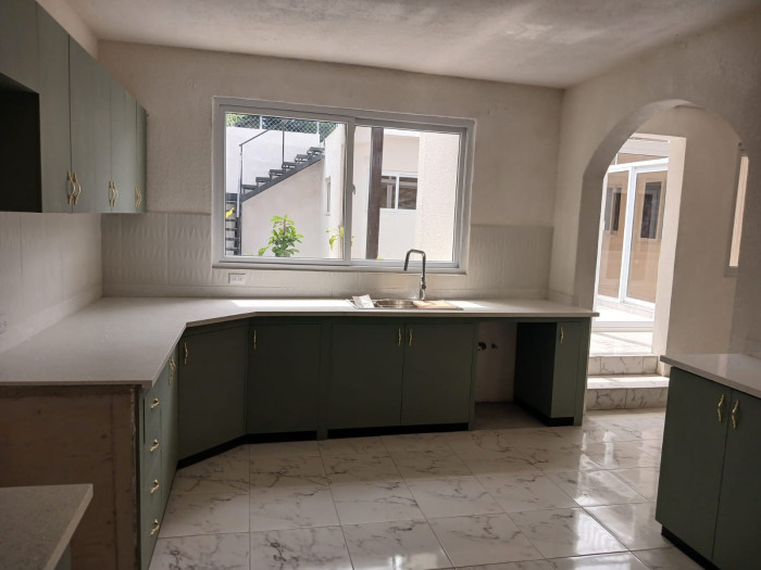 CASA REMODELADA EN VENTA EN ZONA 1 - Image 5