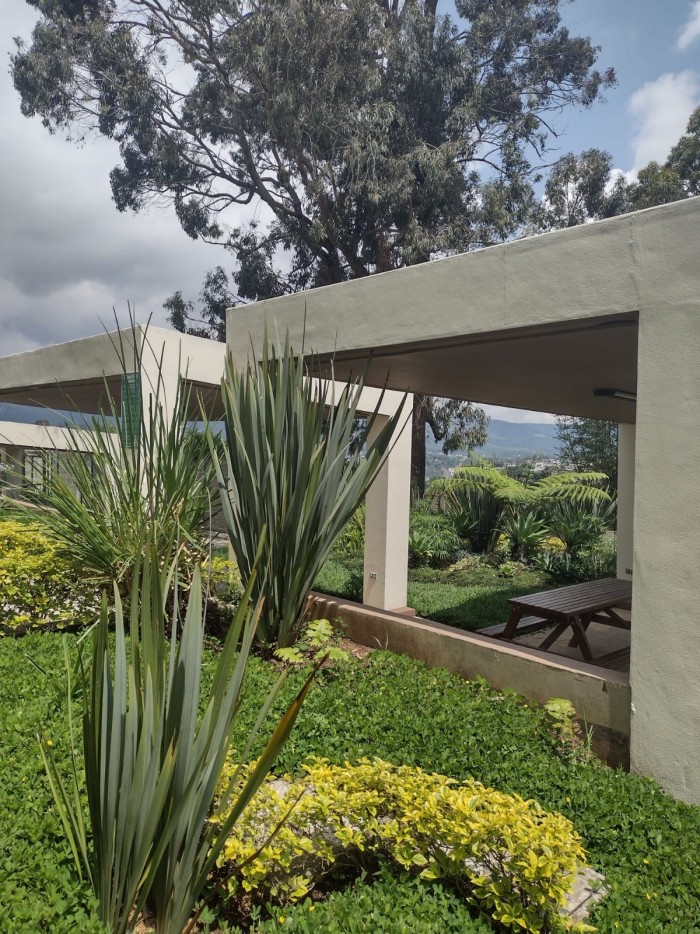 Apartamento en Venta Edificio Zona 13 Colonia Aurora - Image 1