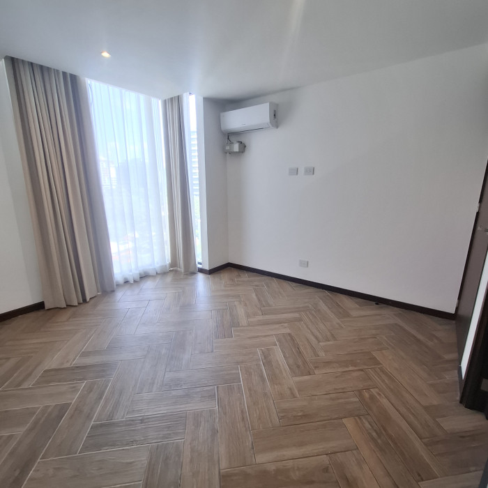 En Renta Apartamento zona 10 de 3 habitaciones - Miniatura 6