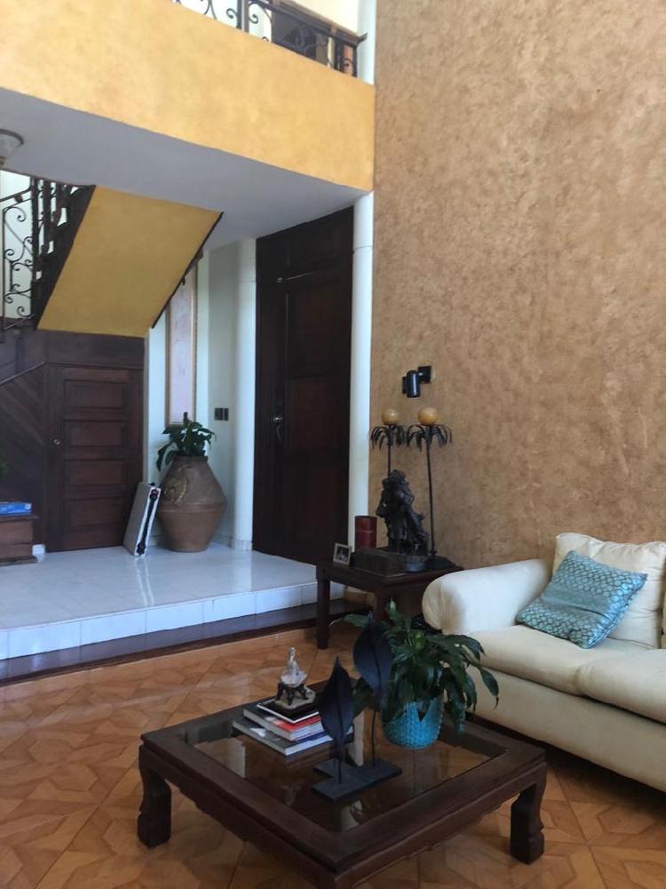 VENTA CASA CON PISCINA EN EXCLUSIVO SECTOR DE SANTIAGO