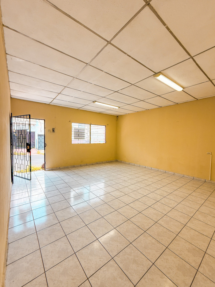 Casa con potencial comercial en venta en Santa Ana - 1