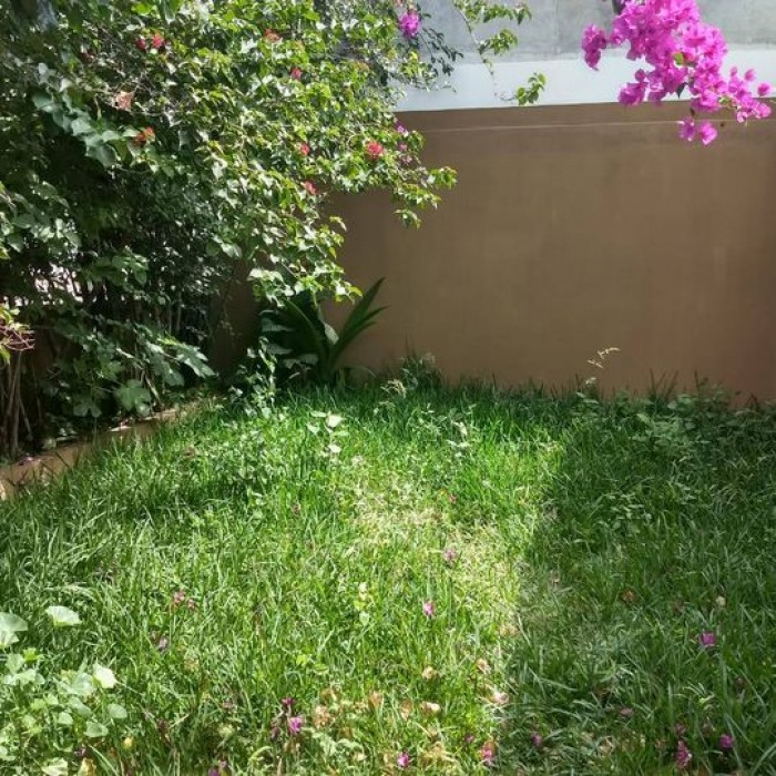 Venta de casa fuera de garita, Las Charcas, zona 11. - Image 1