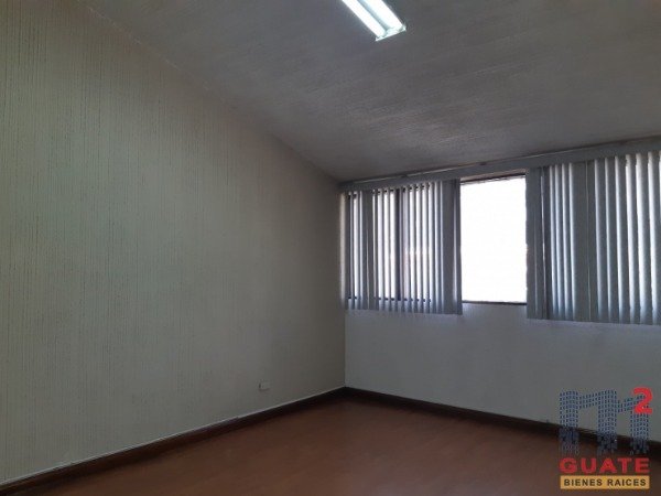 Casa de 250 m2 de construcción en Renta, Zona 10