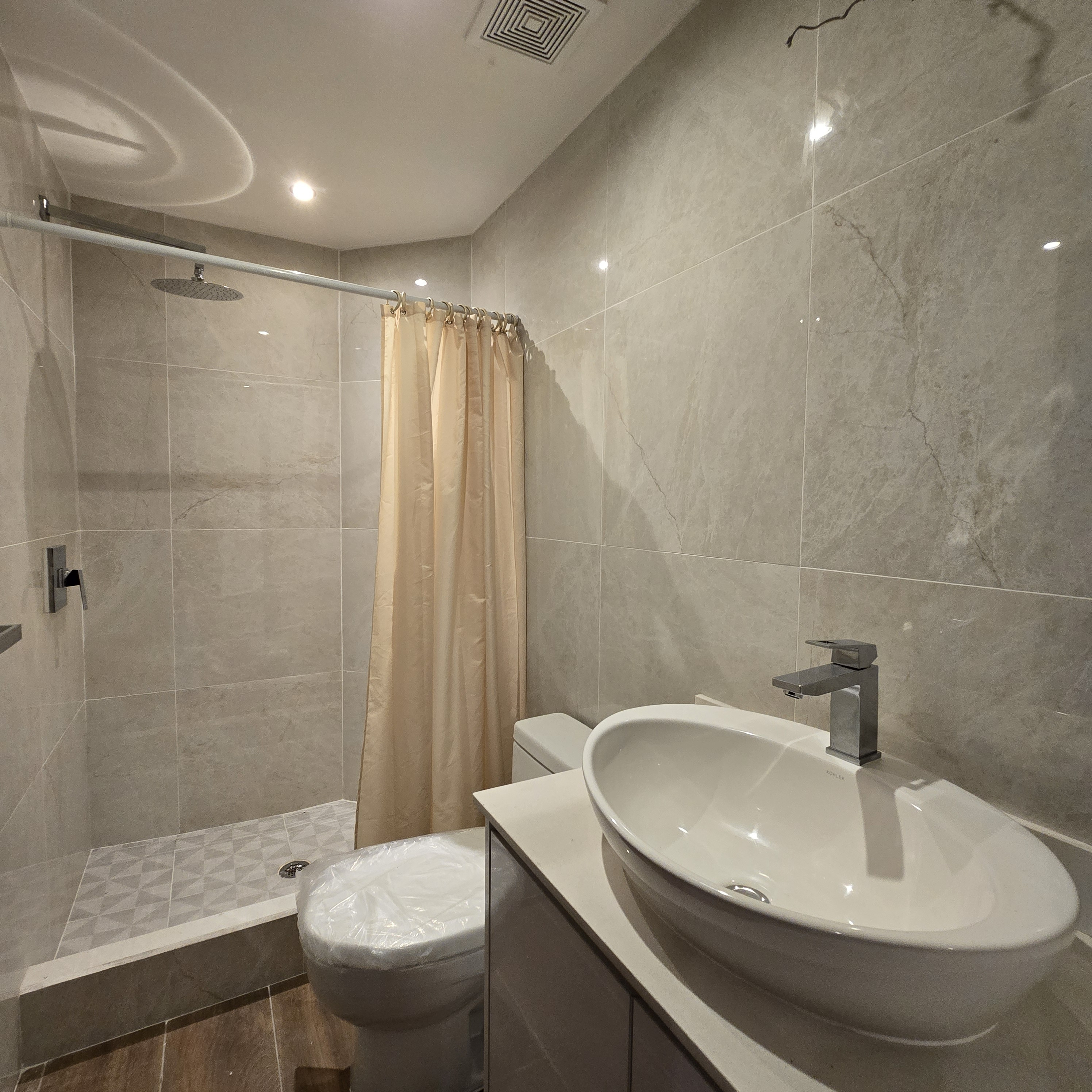 En venta apartamento en Oakland zona 10 Guatemala - Miniatura 6