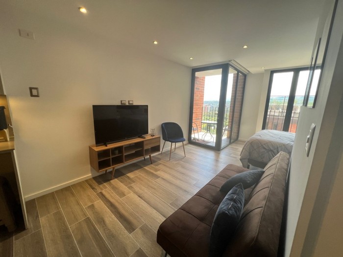 Apartamento amueblado NUEVO para estrenar en zona 10 - Image 1