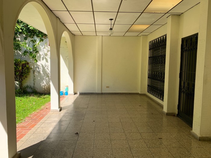 Santa Elena, Res. privado, casa en venta. - 3